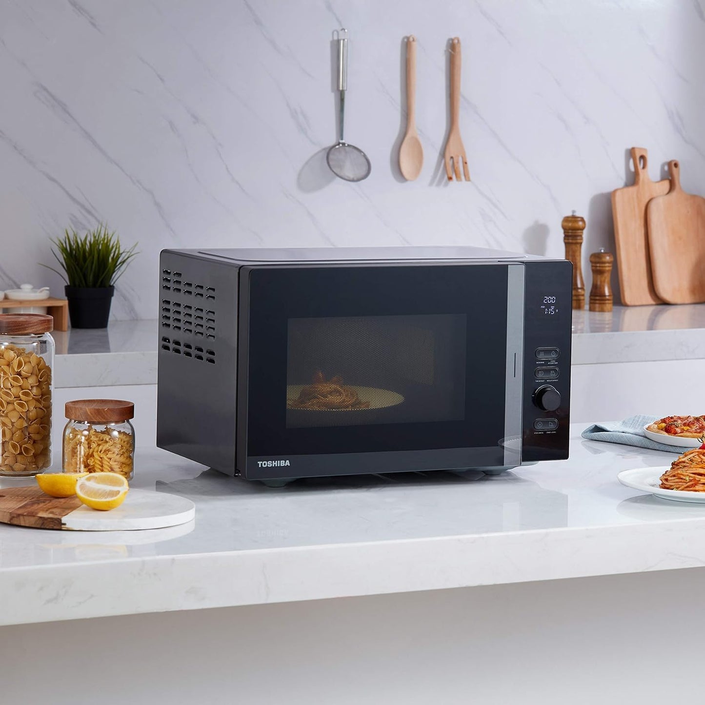 Toshiba MV-AM20T(BK) Mikrowelle/Solo-Mikrowelle/ 20 L/ 800 W/ 5 Leistungsstufen/ 12 Automatikprogramme/Emaille Innenraum/einfach zu reinigen/Auftaufunktion/Glasdrehteller (24,5 cm) /Schwarz