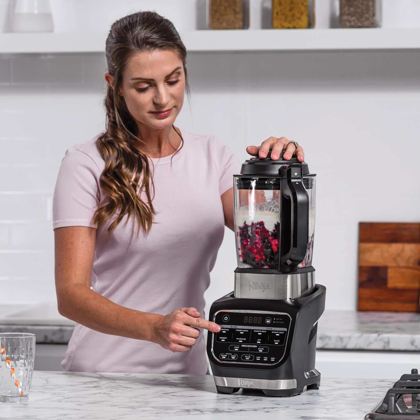 Ninja Foodi Mixer & Suppenbereiter, 10 Auto-iQ-Programme, 1,7L Glaskrug, heißer & kalter Mixer, integriertes Heizelement, Stampfer, Reinigungsprogramm & Bürste, 1000W, Schwarz HB150EU